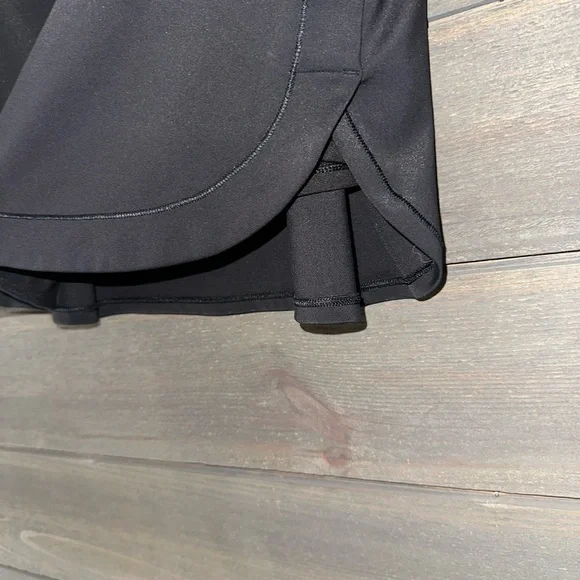 ATHLETA FAIRWAY GOLF SKORT. - Picture 4 of 7